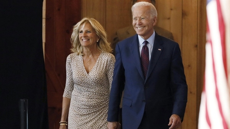 Vợ chồng Joe Biden mặc ăn ý khi sánh đôi