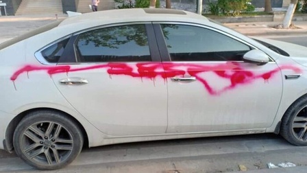 Nhiều xe ô tô đỗ vỉa hè ở Hà Nội bị xịt sơn đỏ, vẽ bậy lên khắp thân xe