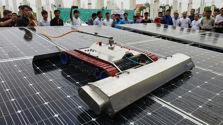 Doanh nghiệp Việt chế tạo thành công robot vệ sinh tấm pin năng lượng mặt trời