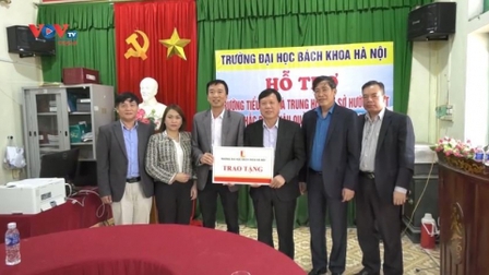 Hỗ trợ trường học xã Hướng Việt khắc phục hậu quả lũ lụt