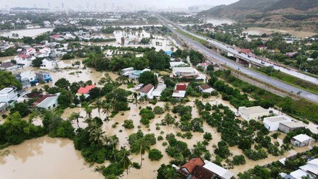 Miền Trung ngập lụt chia cắt nhiều nơi, giao thông ách tắc