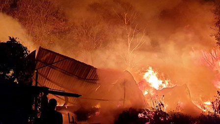 Cơ sở pallet cháy dữ dội trong đêm, gần 1.000m2 nhà xưởng đổ sập