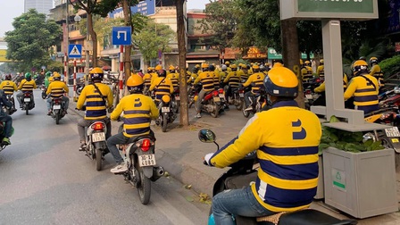 Hàng trăm tài xế beBike tắt ứng dụng, "diễu hành" quanh phố Hà Nội vì cho rằng bị giảm tiền thưởng