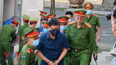 Bị cáo Đinh La Thăng đeo khẩu trang, mắt kính kín mít đến tòa 