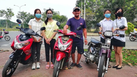 Trích hơn 15 triệu tiền được ủng hộ, ông Minh “cô đơn” mua 3 xe máy tặng  sinh viên nghèo