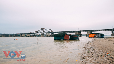 Hình ảnh bình dị của người dân ven sông Hồng