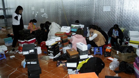 Lào Cai: Đột kích kho hàng lớn, thu giữ hàng nghìn đôi giày, dép