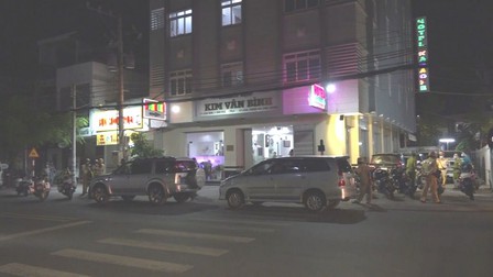 Bắt quả tang 3 cặp nam nữ mua bán dâm tại khách sạn Kim Vân Bình