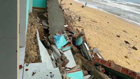 Sóng biển đánh sập nhà, người dân Quảng Ngãi nơm nớp lo sợ