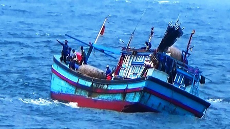 Tàu cá bị chìm, 2 ngư dân mất tích trên biển ở Bình Định