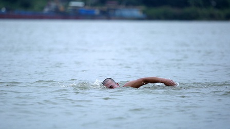 Hà Nội rét căm căm, nhiều người vẫn tắm sông Hồng rèn luyện sức khỏe