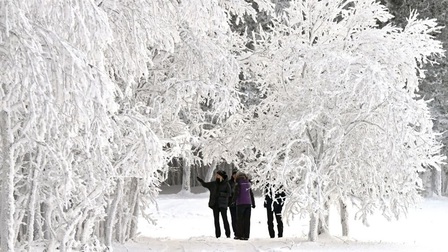 Băng tuyết trắng xóa bên sông Yenisei, Siberia, nước Nga