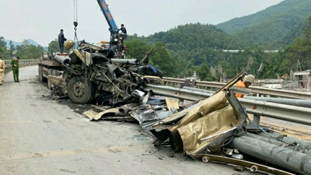 Tai nạn kinh hoàng khiến 1 lái xe tử vong ở Quảng Ninh