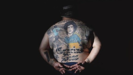 Người dân Argentina thi nhau "họa bì" để tưởng nhớ Maradona