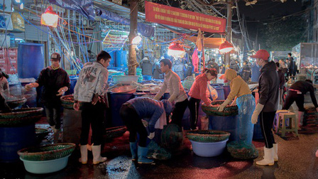 Đêm rét căm tại khu chợ không ngủ Hà Nội: Những bàn tay sục đá tìm tiền giữa cái lạnh cắt xương 12 độ C