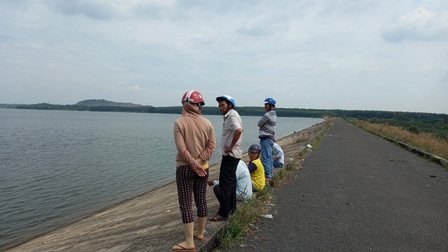 Đi tập thể dục cùng chồng, người vợ bỗng dưng mất tích ở hồ Đá Bàng