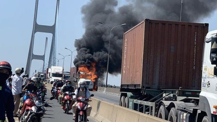 Xe container bốc cháy ngùn ngụt trên cầu Phú Mỹ, phong toả đường để dập lửa