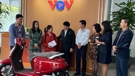 Đài Tiếng nói Việt Nam  trao tặng xe máy cho sinh viên miền Trung
