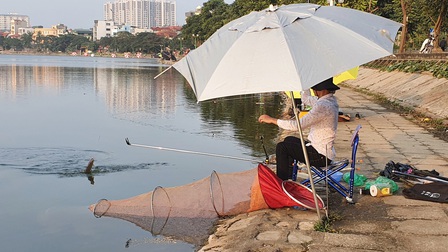 Ngang nhiên biến hồ điều hòa Định Công thành nơi câu cá dịch vụ