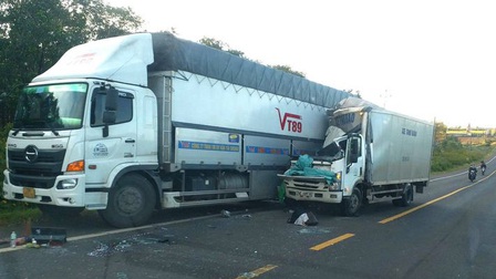 Gia Lai: Xe thư báo tông vào xe tải đậu lề đường, phụ xe tử vong