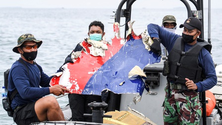 Vụ máy bay rơi tại Indonesia: Đã vớt được động cơ máy bay, đang tìm kiếm hộp đen
