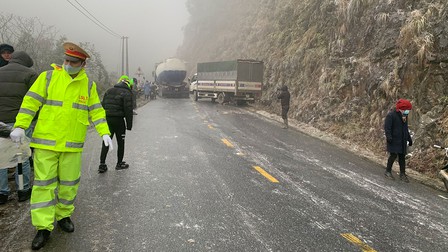 Ùn tắc kéo dài trên đường 'săn tuyết', Lào Cai ra văn bản khẩn đảm bảo an toàn giao thông