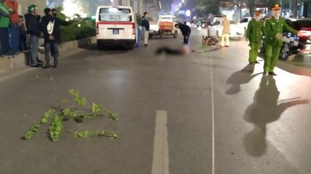 Xe máy tông thương vong 3 người đi bộ ở Hà Nội: Trích xuất camera điều tra