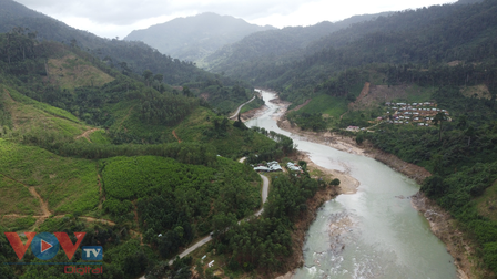 Không có cầu, người dân làng Tắc Rối (Quảng Nam) làm bè vượt sông Tranh