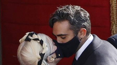 Lady Gaga ngọt ngào hôn bạn trai doanh nhân