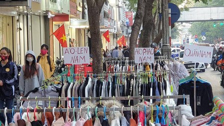 Hà Nội: Thản nhiên biến vỉa hè thành chợ