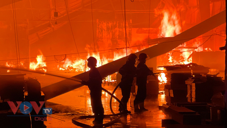 Cháy dữ dội tại công ty gỗ ở Bình Dương