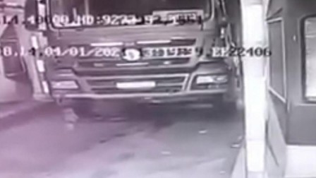 Xe tải tự trôi cán tài xế tử vong trên cao tốc Nội Bài-Lào Cai