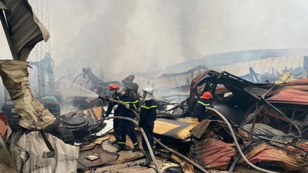 Dập tắt đám cháy kho xưởng rộng khoảng 2.000m2 ở huyện Hoài Đức
