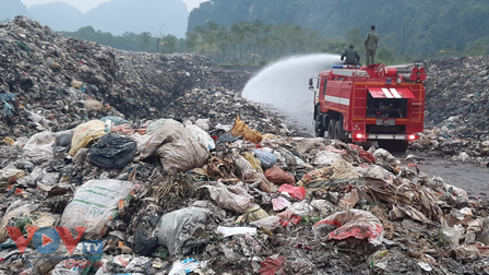 Dân dựng lán chặn xe chở rác ở Hòa Bình, mắc màn tránh cảnh ăn cơm 'ruồi' vì ô nhiễm