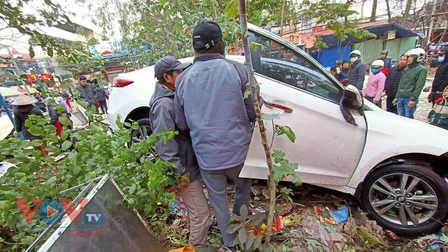 Xe ô tô mất lái lao vào chợ cóc, nhiều người bị thương
