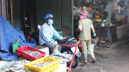 TP.HCM ngày đầu nới lỏng giãn cách: Chợ truyền thống mở cửa dè dặt