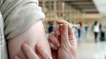 Tiêm vaccine cúm và vaccine COVID-19 cùng lúc vẫn an toàn