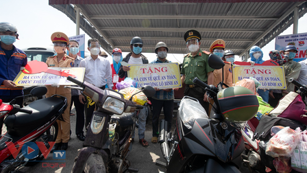 Đà Nẵng: Tặng xe gắn máy giúp đồng bào về quê an toàn