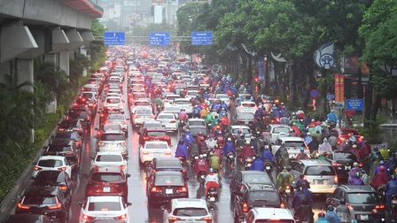 Mưa lớn, đường phố ở Hà Nội tắc nghẽn kéo dài trong sáng đầu tuần