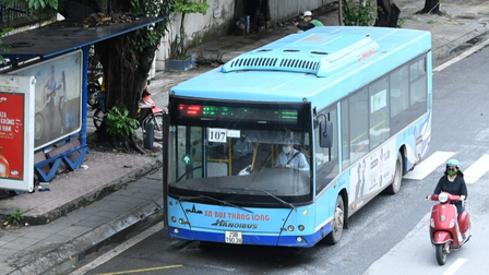 Xe buýt, taxi Hà Nội vắng khách trong ngày đầu hoạt động trở lại