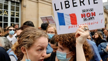 Pháp kéo dài việc kiểm tra giấy thông hành y tế đến Hè 2022, cảnh báo nguy cơ bùng phát dịch