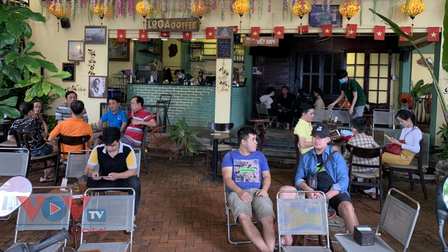 Người dân Đà Nẵng phấn khởi ăn sáng, uống cà phê khi hàng quán được mở cửa