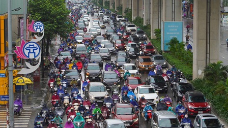 Mưa kéo dài, nhiều tuyến phố ở Hà Nội ùn tắc trong sáng đầu tuần