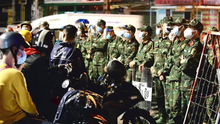 Bình Dương: Quân đội, công an vận động người về quê tự phát ở lại