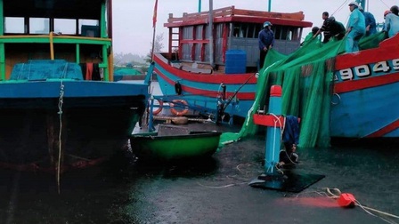 Quảng Nam: Mưa lớn, sóng đánh chìm 2 tàu cá đang neo đậu