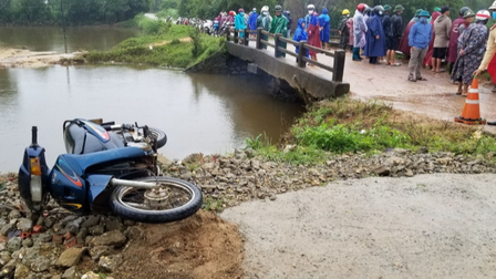 Quảng Trị: Đi xe máy rơi xuống sông, bố tử nạn, con trai mất tích