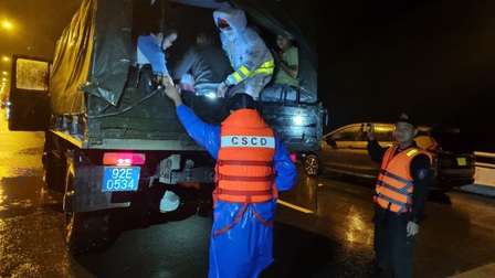 Quảng Nam: Cảnh sát giao thông giải cứu hàng chục người mắc kẹt giữa dòng nước lũ