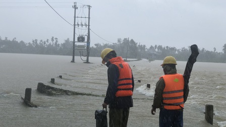 Quảng Ngãi: Ngập lụt gây chia cắt nhiều nơi, đường sắt sạt lở