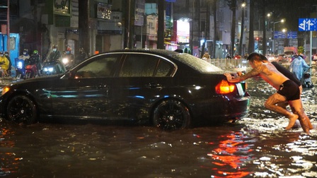 Trung tâm TP.HCM ngập nặng sau mưa lớn kéo dài