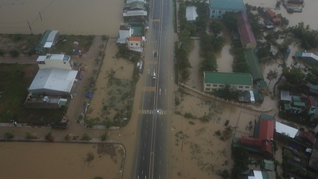 Mưa lũ miền Trung: Hơn 16.000 nhà dân chìm trong biển nước, đường sá sạt lở nặng